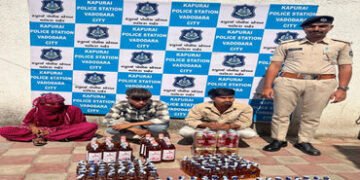 એસ.ટી. બસમાં દારૂની હેરાફેરી કરતા ત્રણ ઝડપાયા | Three arrested for smuggling liquor in ST bus