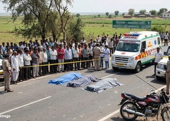 વિરમગામ-નળ સરોવર હાઇવે પર પીક-અપ વાનની ટક્કરથી એક જ પરિવારના ત્રણના મોત | Three of Family Die in Hit…