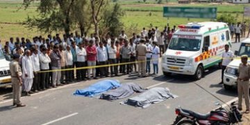 વિરમગામ-નળ સરોવર હાઇવે પર પીક-અપ વાનની ટક્કરથી એક જ પરિવારના ત્રણના મોત | Three of Family Die in Hit…