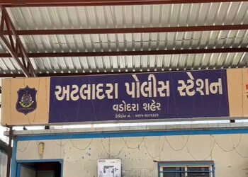 વડોદરાના લાલબાગ બ્રિજ નજીક પાદરાના વેપારી યુવકની આંતરીને મોબાઈલ અને રોકડાની લૂંટ | A young businessm…