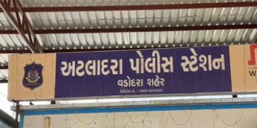 વડોદરાના લાલબાગ બ્રિજ નજીક પાદરાના વેપારી યુવકની આંતરીને મોબાઈલ અને રોકડાની લૂંટ | A young businessm…