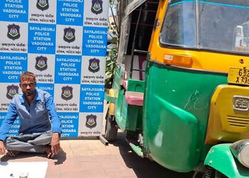 પેટલાદનાે ઠગ ત્રાટક્યોઃદીકરીના લગ્ન માટે પૈસા ઉપાડી નીકળેલા નિવૃત્ત કર્મીને રિક્ષામાં બેસાડી 50000 સ…