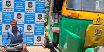 પેટલાદનાે ઠગ ત્રાટક્યોઃદીકરીના લગ્ન માટે પૈસા ઉપાડી નીકળેલા નિવૃત્ત કર્મીને રિક્ષામાં બેસાડી 50000 સ…