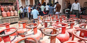 LPG સંકટને ટાળવા સરકારે કરી પ્લાનિંગ, ખરીદીની નીતિમાં ફેરફાર, જાણો ક્યાં સુધી રાહત મળી શકશે | lpg bo…