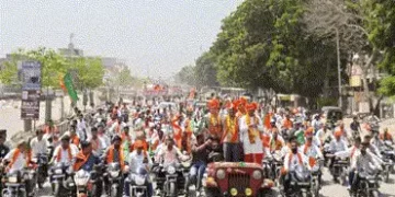 સુરત: જનતાને દંડ પણ નેતાઓને છૂટ? રાજકીય રેલીઓમાં ટ્રાફિક નિયમોના ઉડ્યા ધજાગરા | Traffic Violations i…