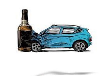 ગઢડા તાલુકાના ગોરડકા ગામ પાસે દારૃની ખેપ મારતી કારે પલ્ટી મારી | A car carrying liquor overturned ne…