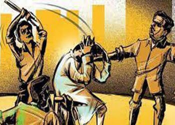 મહુવાના બાંભણીયા ગામે 6 શખ્સોનો આધેડ પર હુમલો | 6 men attack middle aged man in Bambhaniya village o…