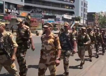 વડોદરામાં મતદાન પૂર્વે પોલીસ અને અર્ધ લશ્કરી દળોની ફૂટમાર્ચઃફાયરબ્રિગેડે તમામ બૂથનું ચેકિંગ કર્યું |…