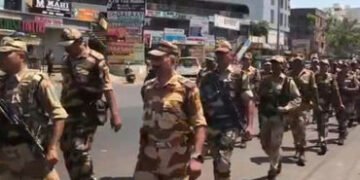 વડોદરામાં મતદાન પૂર્વે પોલીસ અને અર્ધ લશ્કરી દળોની ફૂટમાર્ચઃફાયરબ્રિગેડે તમામ બૂથનું ચેકિંગ કર્યું |…