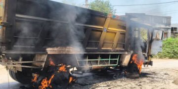 બાઇકને હડફેટે લેતા કણઝડીના લોકોએ ડમ્પરને આગ લગાડી | Kanjhadi people set fire to dumper after smashin…