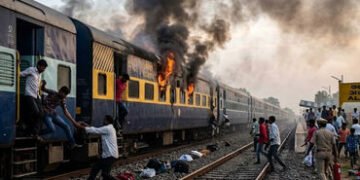 તેલંગાણામાં મોટી દુર્ઘટના: ચારમીનાર એક્સપ્રેસમાં લાગી આગ, જીવ બચાવવા મુસાફરો ટ્રેનમાંથી કૂદ્યા | Fir…