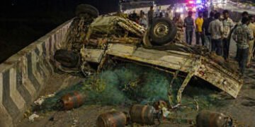 ગોંડલમાં ગુંદાળા ચોકડીએ ગમખ્વાર અકસ્માત, ટાયર ફાટતાં પીકઅપ પલટી, 2ના મોત, 4 ઈજાગ્રસ્ત | Rajkot Jetpu…