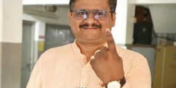 ભાજપના પ્રમુખ કમળનો સિમ્બોલ ઝભ્ભા પર લગાવી મતદાન કરતા કોંગ્રેસ પ્રમુખનો વિરોધ | Gujarat Election Con…