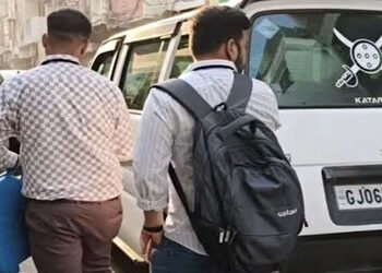 વડોદરા: નાગરવાડા એમઇએસ સ્કુલ ખાતે ઇવીએમ ખોટકાતા મતદાન અટક્યું: 15 મિનિટ બાદ મશીન આવતા પુનઃ શરૂ કર્યુ…