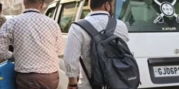 વડોદરા: નાગરવાડા એમઇએસ સ્કુલ ખાતે ઇવીએમ ખોટકાતા મતદાન અટક્યું: 15 મિનિટ બાદ મશીન આવતા પુનઃ શરૂ કર્યુ…