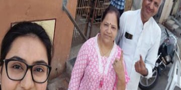 જામનગર મહાનગર પાલિકાની ચૂંટણીમાં યુવાનોમાં મતદાન બાદ સેલ્ફીનો ક્રેઝ | Selfie craze among youth after…