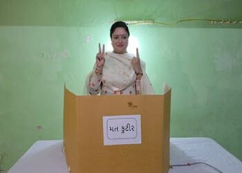 જામનગર અને દેવભૂમિ દ્વારકા જિલ્લાના સાંસદ પૂનમબેન માડમે નવાગામ ઘેડ વિસ્તારમાં કર્યું મતદાન: લોકોને લ…