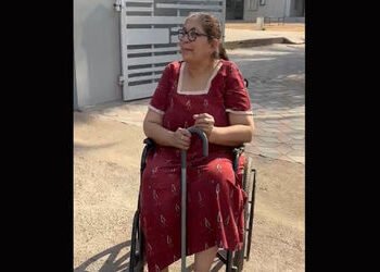 વડોદરા: અકસ્માત નડયો, 35 ટાંકા આવ્યા પણ વ્હીલચેરમાં બેસી મતદાન કરવા પહોંચ્યા | Vadodara: Accident ha…