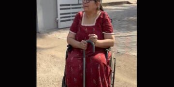 વડોદરા: અકસ્માત નડયો, 35 ટાંકા આવ્યા પણ વ્હીલચેરમાં બેસી મતદાન કરવા પહોંચ્યા | Vadodara: Accident ha…