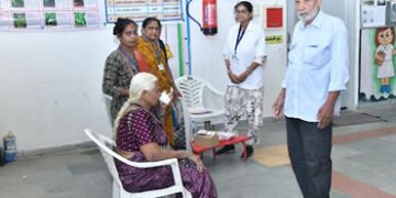 મતદાન કરતી વખતે ચક્કર આવ્યા, મતદાન મથકમાં જ સારવાર કરવી પડી | Woman felt dizzy while voting had to b…