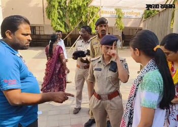 વડોદરા: ડિજિટલ વોટર કાર્ડને લઈને મતદાન મથકો પર ભારે વિવાદ, હાર્ડ કોપી વગર અનેક લોકો મતદાનથી વંચિત રહ…