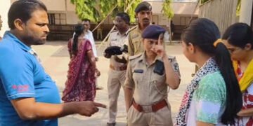 વડોદરા: ડિજિટલ વોટર કાર્ડને લઈને મતદાન મથકો પર ભારે વિવાદ, હાર્ડ કોપી વગર અનેક લોકો મતદાનથી વંચિત રહ…