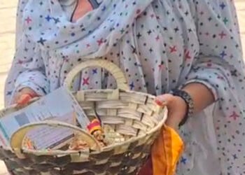 હવે ચૂંટાનારા કોર્પોરેટરોને ભગવાન સદ્બુધ્ધિ આપે, બાળ કનૈયાને સાથે લઈને મહિલાએ મતદાન કર્યું | woman v…