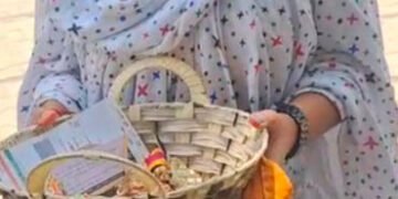 હવે ચૂંટાનારા કોર્પોરેટરોને ભગવાન સદ્બુધ્ધિ આપે, બાળ કનૈયાને સાથે લઈને મહિલાએ મતદાન કર્યું | woman v…