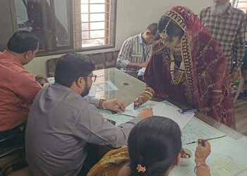 પહેલાં મતદાન પછી ફેરાઃ લગ્નપ્રસંગ પૂર્વે મત આપી નાગરિક ધર્મ નિભાવ્યો | First vote after the election…