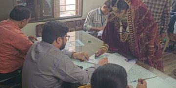 પહેલાં મતદાન પછી ફેરાઃ લગ્નપ્રસંગ પૂર્વે મત આપી નાગરિક ધર્મ નિભાવ્યો | First vote after the election…