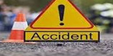 ઓવરબ્રિજની રેલિંગ સાથે પીકઅપ વાન અથડાતાં 2નાં મોત, 4 ઘાયલ | 2 killed 4 injured as pickup van crashes…