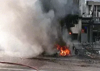 અમદાવાદ: શ્યામલ વિસ્તારના કોમ્પલેક્સમાં ભીષણ આગ, ATM સહિત દુકાનો-વાહનો બળીને ખાક | ahmedabad shyamal…