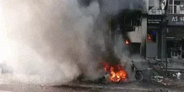 અમદાવાદ: શ્યામલ વિસ્તારના કોમ્પલેક્સમાં ભીષણ આગ, ATM સહિત દુકાનો-વાહનો બળીને ખાક | ahmedabad shyamal…