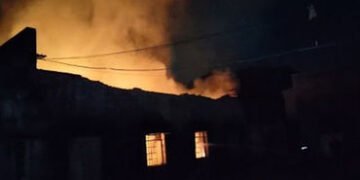 નવાયાર્ડમાં મોડી રાત્રે કેમિકલ કંપનીના ગોડાઉનમાં ભીષણ આગ, ગેસનું ગોડાઉન બચાવી લીધું | massive fire b…