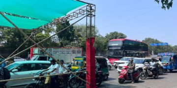 સુરત પાલિકાના અણઘડ આયોજનના કારણે ટ્રાયલ પહેલા ડબલ ડેકર બસ ટ્રાફિકમાં ફસાઈ | Double decker bus stuck …