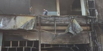 શ્યામલ ચાર રસ્તા પાસે આવેલા શાંગ્રીલા આકેર્ડમાં ભીષણ આગથી અફરાતફરી, પચાસ લોકોનું રેસ્કયુ | Located n…