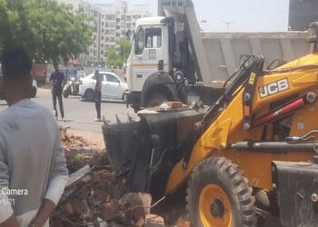 દબાણશાખાની ટીમે માતાજીની દેરી તોડી પાડતા વિવાદ