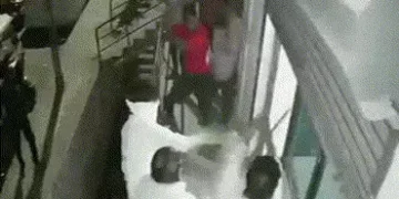 અમદાવાદ: બાપુનગરમાં 8 શખસોએ ઓફિસમાં ઘૂસી યુવકને અધમૂઓ કર્યો, ફરિયાદી પોતે નીકળ્યો વોન્ટેડ! | bapunag…