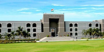 ખેતીની જમીનના કેસમાં હાઇકોર્ટનો કન્ટેમ્પ્ટનો આદેશ, કહ્યું- ‘તમારા અધિકારીઓ હવે કોર્ટ કરતાં પોતાના આદ…