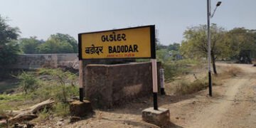 ક્લાર્ક ન હોવાથી ટ્રેનમાં ગાર્ડ પાસે ટિકિટ લેવા મુસાફરોની દોડધામ | Passengers rush to get tickets fr…