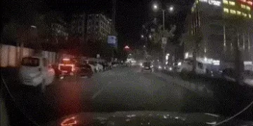 VIDEO: અમદાવાદના નિકોલમાં ભક્તિ સર્કલ નજીક કાર ડિવાઈડર કૂદી વૈભવી કાર સાથે ભટકાઈ | Ahmedabad Acciden…