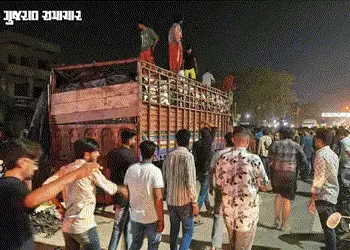 VIDEO: અમદાવાદમાં ગૌમાંસની અફવા બાદ હોબાળો, ટોળાની ટ્રકમાં તોડફોડ, તપાસમાં ભેંસનો ‘વેસ્ટ’ નીકળ્યો | …