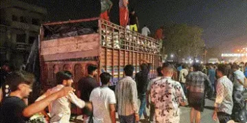 VIDEO: અમદાવાદમાં ગૌમાંસની અફવા બાદ હોબાળો, ટોળાની ટ્રકમાં તોડફોડ, તપાસમાં ભેંસનો ‘વેસ્ટ’ નીકળ્યો | …