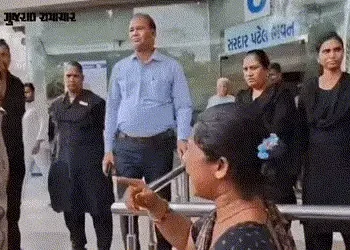 VIDEO | ‘લારી પાછી આપો નહીં તો દારૂ વેચીશ..!’ અમદાવાદમાં રોજગારી છીનવાતા વિધવા મહિલાની રડતી આંખે AMC…