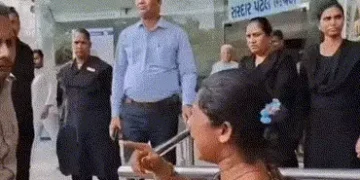 VIDEO | ‘લારી પાછી આપો નહીં તો દારૂ વેચીશ..!’ અમદાવાદમાં રોજગારી છીનવાતા વિધવા મહિલાની રડતી આંખે AMC…