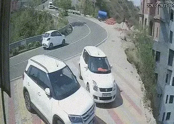 VIDEO: હિમાચલ પ્રદેશમાં ડરામણો અકસ્માત, કાર સીધી 200 ફૂટ ઊંડી ખીણમાં ખાબકી, 2ના મોત | Himachal Tragi…