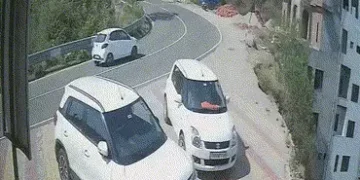 VIDEO: હિમાચલ પ્રદેશમાં ડરામણો અકસ્માત, કાર સીધી 200 ફૂટ ઊંડી ખીણમાં ખાબકી, 2ના મોત | Himachal Tragi…