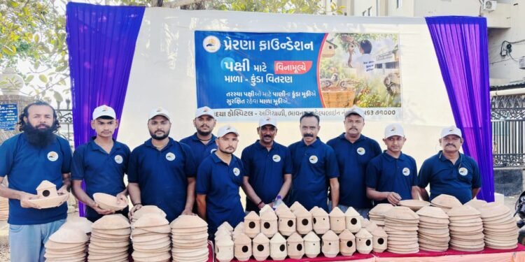 જીવદયા : અસહ્ય ગરમીમાં ઠેર ઠેર પાણીના કુંડા અને માળા વિતરણ ‘પક્ષી બચાવો’ અભિયાન છેડાયું