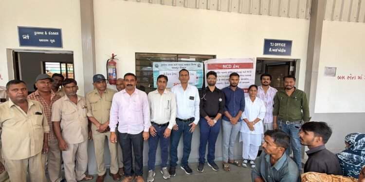 અંબાજી જનરલ હોસ્પિટલ અને એસટી ડેપોના સહકાર થી હેલ્થ ચેકઅપ કેમ્પ યોજાયો.