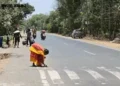 ઉમરગામ: રોડ પર ‘સોનું’ વેરાયાની અફવા ફેલાતા લોકોની પડાપડી, સત્ય બહાર આવતા જ આશ્ચર્ય સર્જાયું | Gold …
